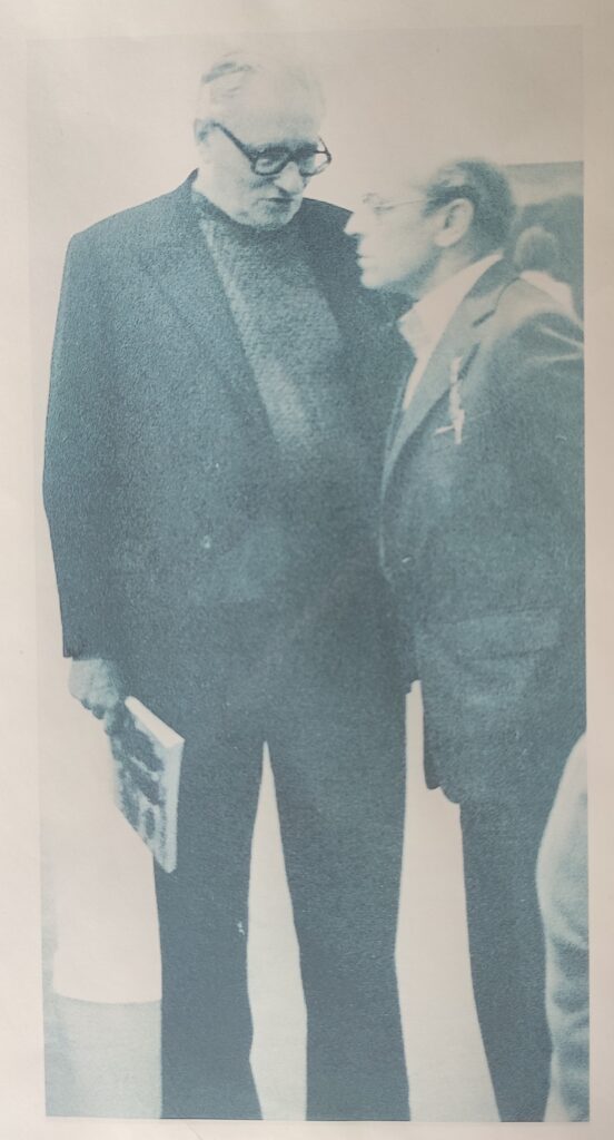 Hubert Dewez, alias Jean Neuville, vers 1980. En conversation avec Maurice Debacker, Président des Equipes Populaires.